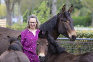 Nadia met 3 muildieren in een groep